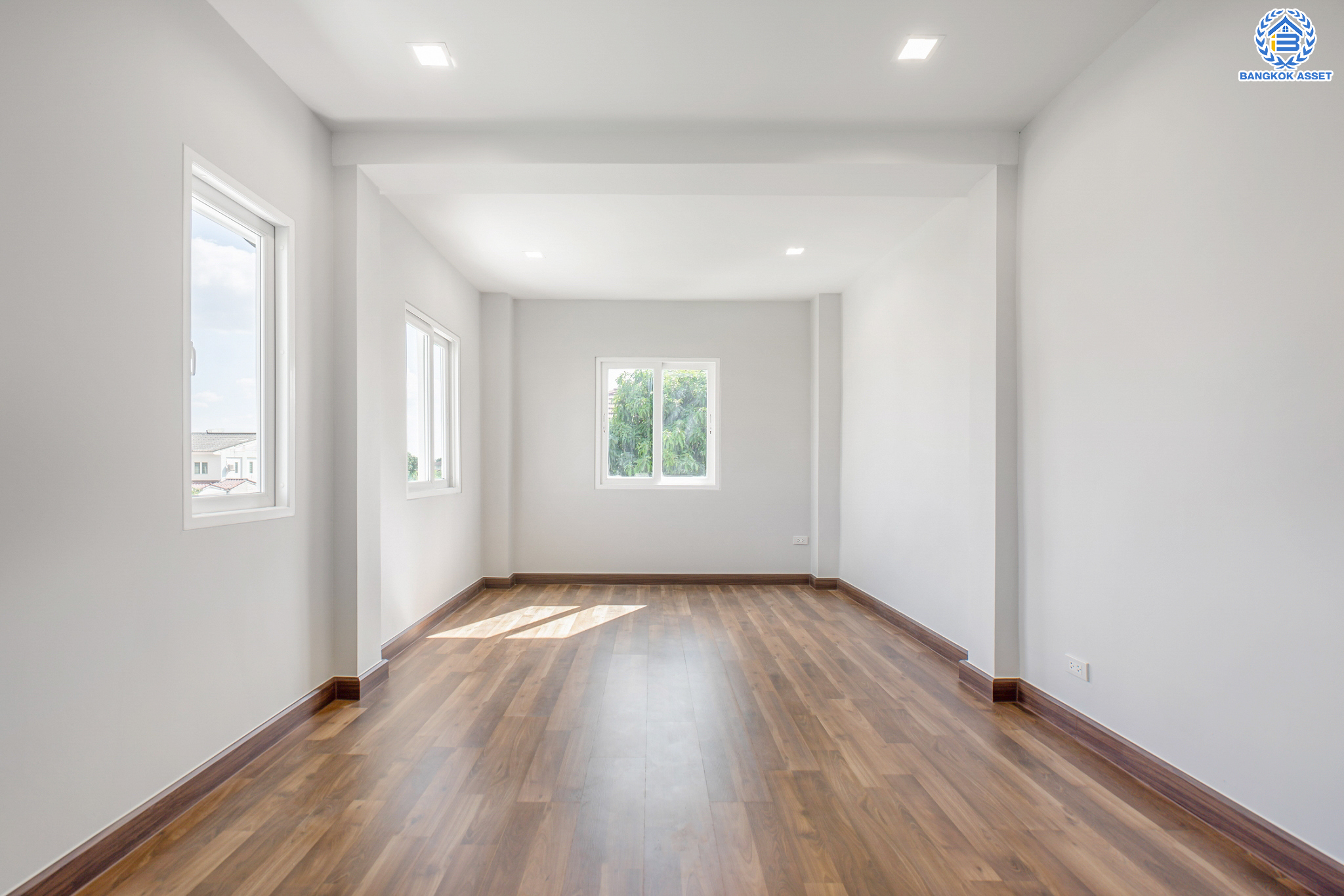 บ้านมือสองตกแต่งใหม่ ม.เศรณี คาซ่า ดอนเมือง บ้านเดี่ยว หลังมุม เนื้อที่ 56.2 ตร.ว. ฟังก์ชันจัดเต็ม 5 ห้องนอน 5 ห้องน้ำ 1 ห้องอเนกประสงค์ จอดรถได้ 2 คัน พร้อมมีพื้นที่สีเขียวที่ให้คุณจัดมุมพักผ่อนเล็กๆ ได้ชิลๆ ราคาคุ้มสุดในย่านนี้! ใกล้สนามบินดอนเมือง, ทางด่วน "ศรีสมาน" และรถไฟฟ้าสายสีแดง "สถานีดอนเมือง"